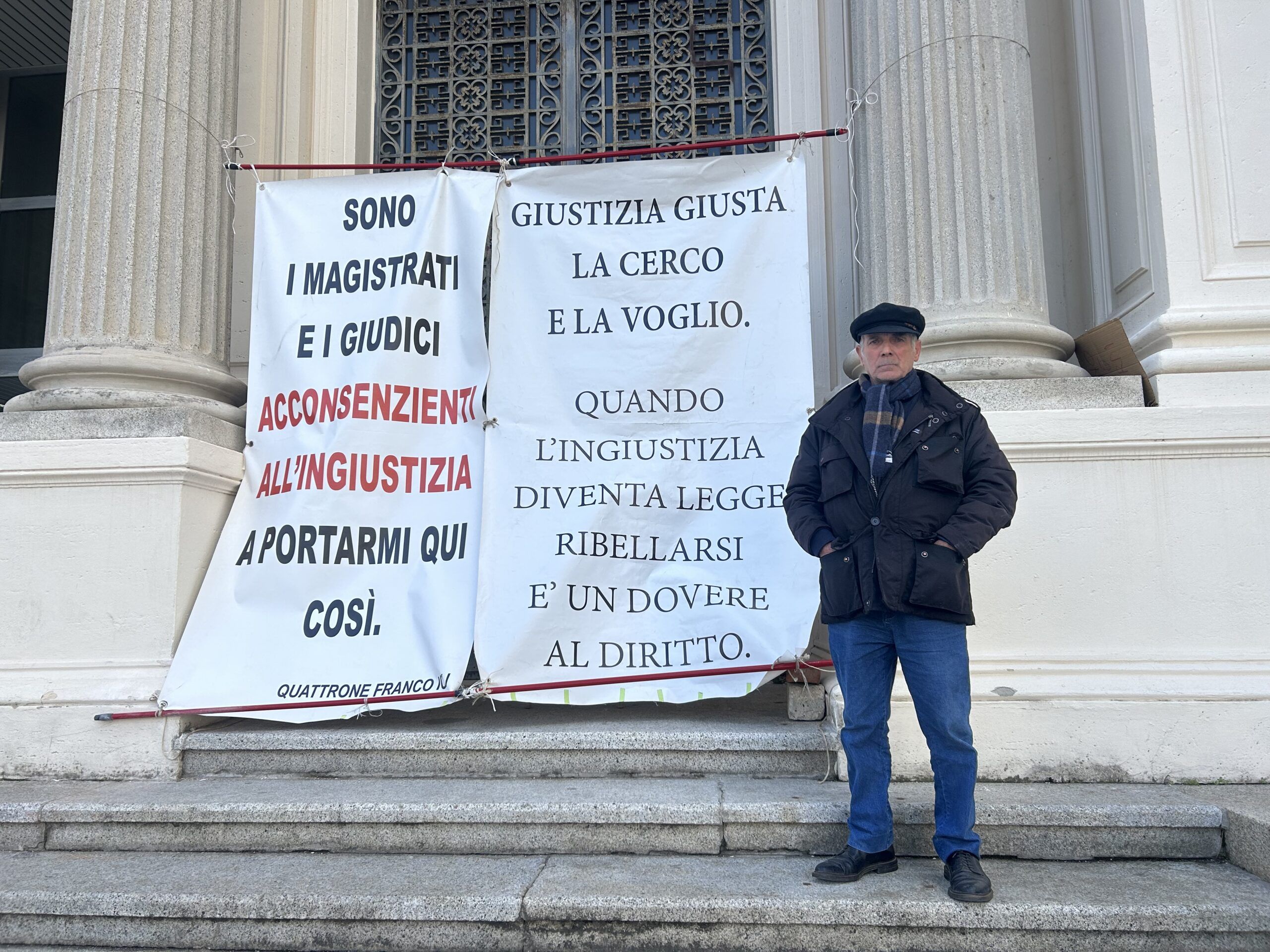 «Vivo con 324 euro al mese. Chiedo i miei beni indietro», a Reggio la protesta  dell’imprenditore Quattrone – VIDEO