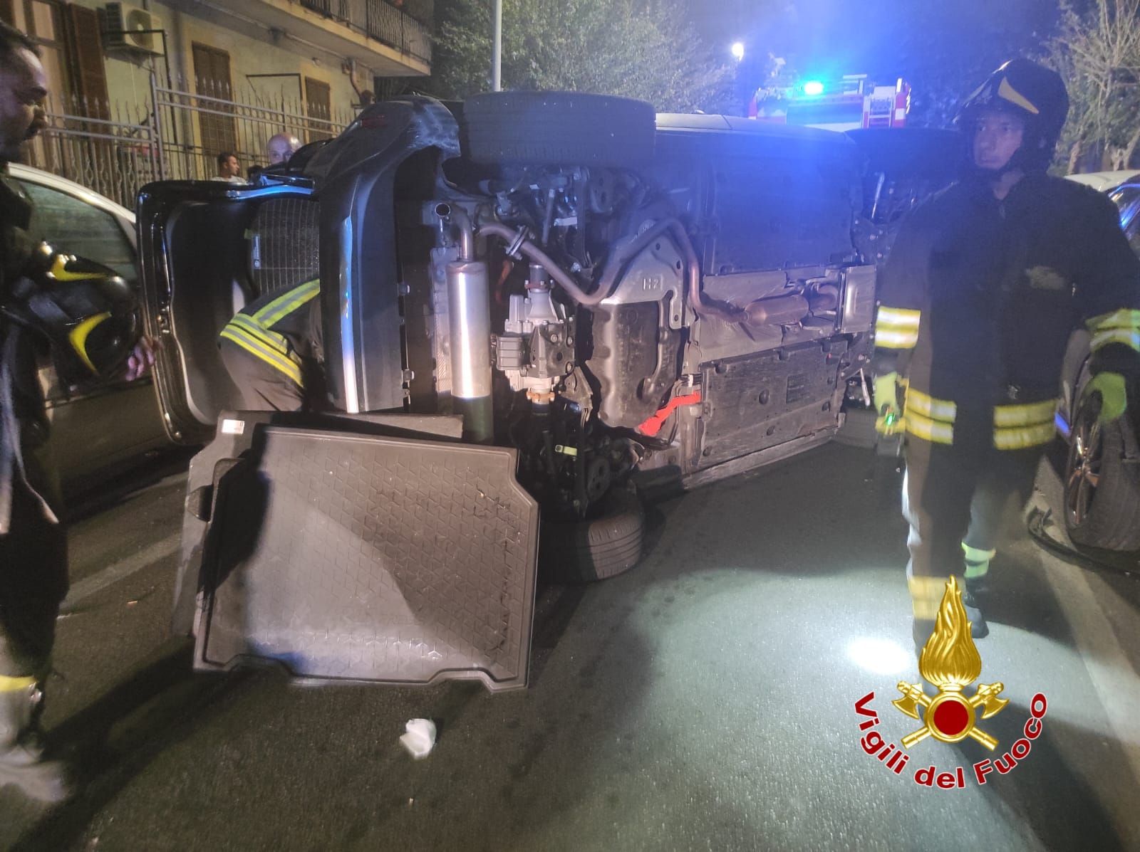Crotone auto si ribalta, ferito il conducente – FOTO