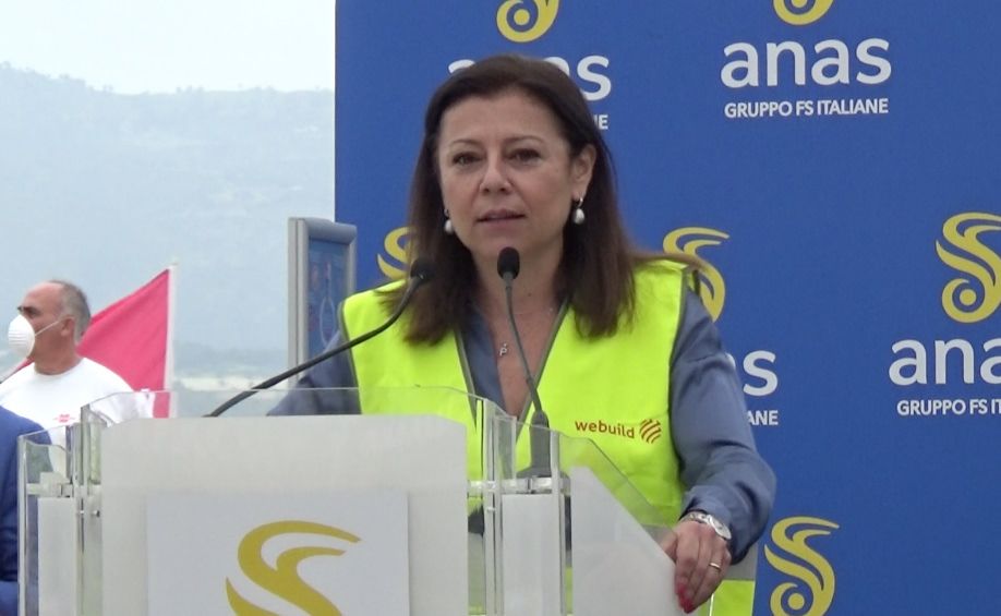 Al via il terzo megalotto della 106. Il ministro De Micheli: «Proteggiamo i cantieri dai clan» – VIDEO