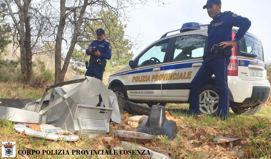 Scaricava rifiuti nei boschi della Sila, inchiodato dalla Polizia Provinciale