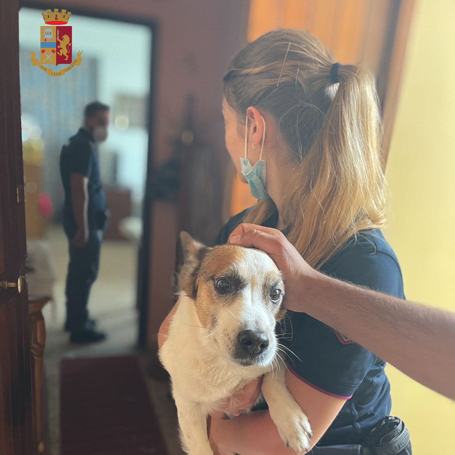 Immobile in fiamme nel quartiere Santa Caterina di Reggio, gli agenti mettono in salvo i residenti