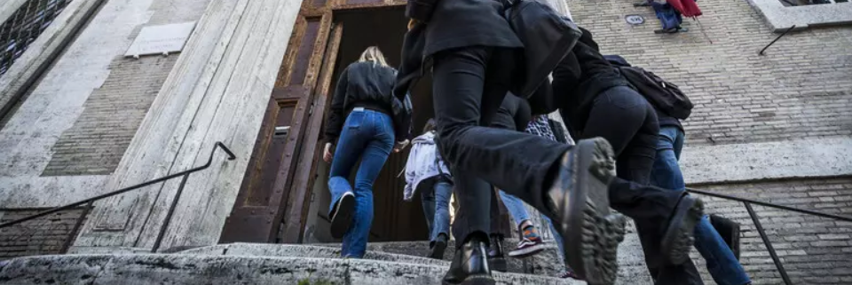 La lista delle ragazze trofeo, 6 in condotta agli studenti