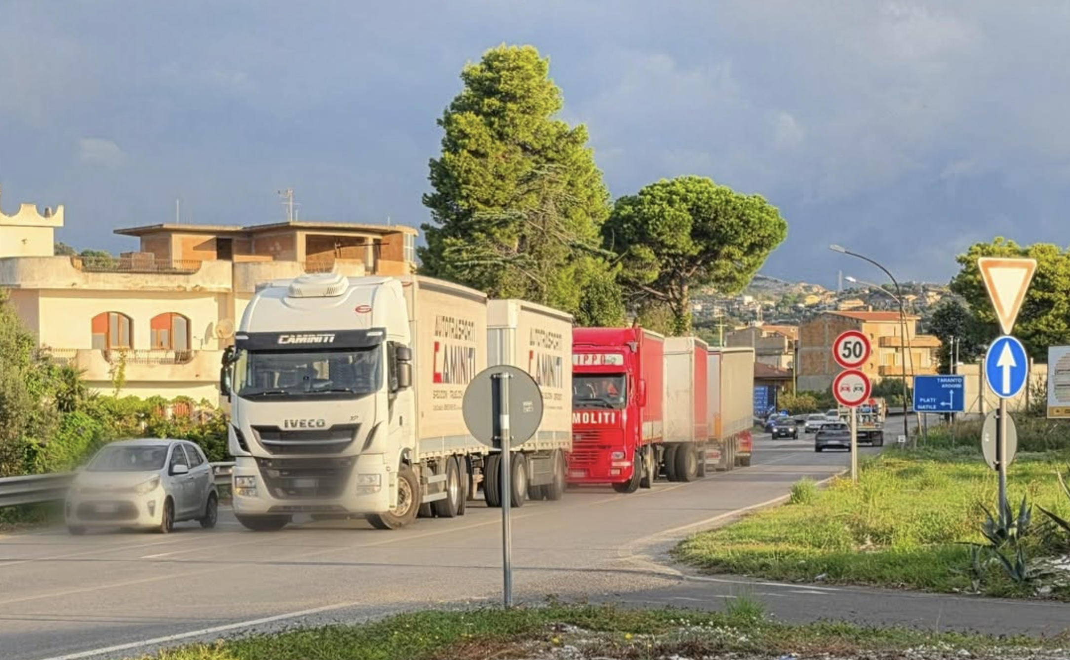 Locride, i sindaci in campo con autotrasportatori e agricoltori: «Situazione economica e sociale devastante»