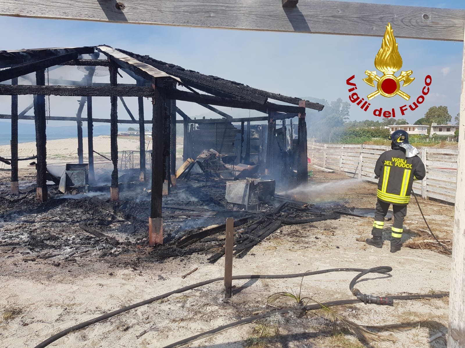 Sellia Marina, un incendio distrugge uno stabilimento balneare