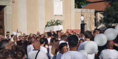 A Zungri l’ultimo saluto al piccolo Alessio Pio, una folla commossa abbraccia la famiglia – FOTO E VIDEO