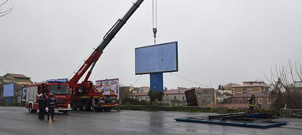 «Le installazioni pubblicitarie abusive di Vibo vanno rimosse al più presto»