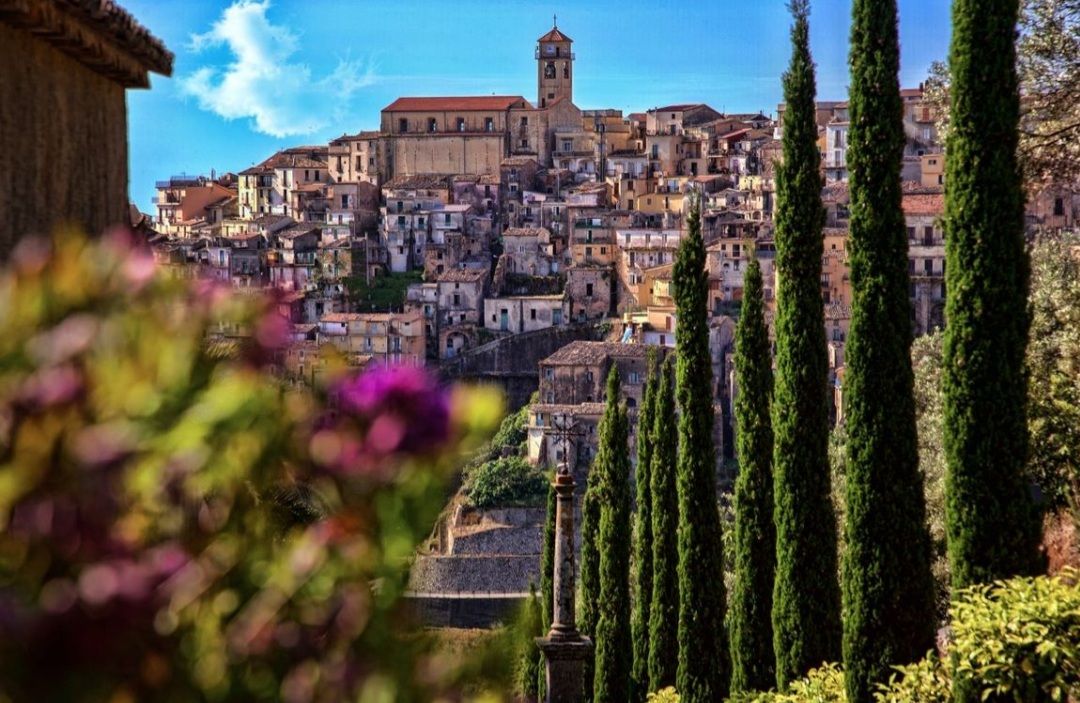 Borgo dei borghi 2024, Badolato sfiora la vittoria: a prevalere è Peccioli al fotofinish