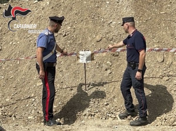 Gioia Tauro, furto di inerti dal greto del fiume Petrace: tre arresti – VIDEO