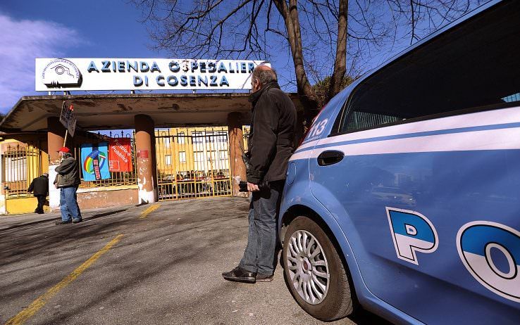 La madre del bimbo preso a calci: «Voleva solo fare una carezza»