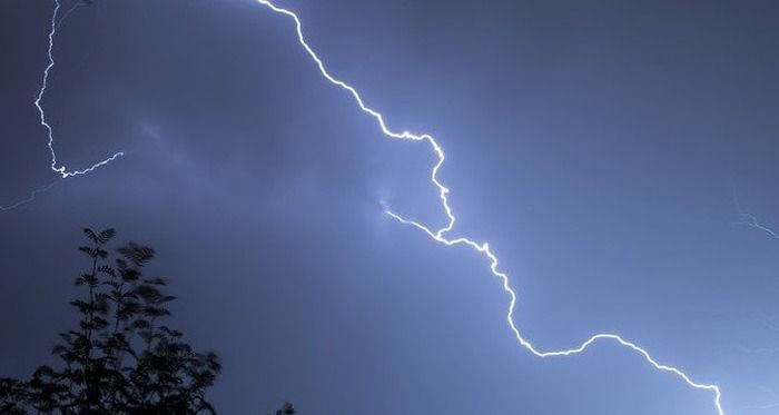 Maltempo: fulmine colpisce aereo in volo, danni alla fusoliera