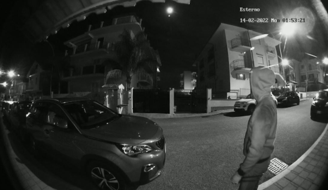 Furti a Lamezia, ladro in azione con il volto mascherato: indagano i carabinieri