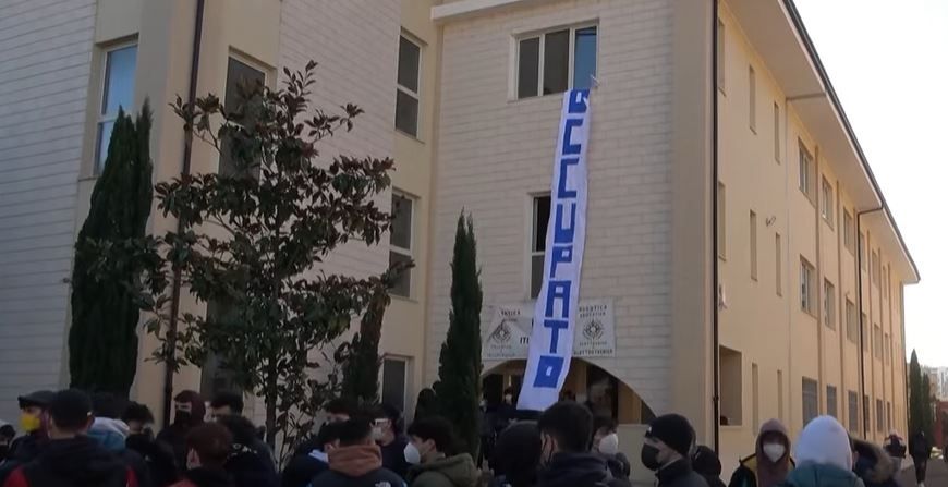 Occupato l’Iti “Monaco” di Cosenza, gli studenti: «Non siamo carne da macello»