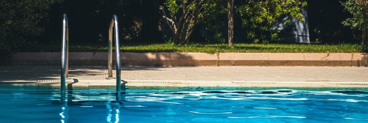 Bimbo cade nella piscina dei nonni nel Livornese. Muore annegato