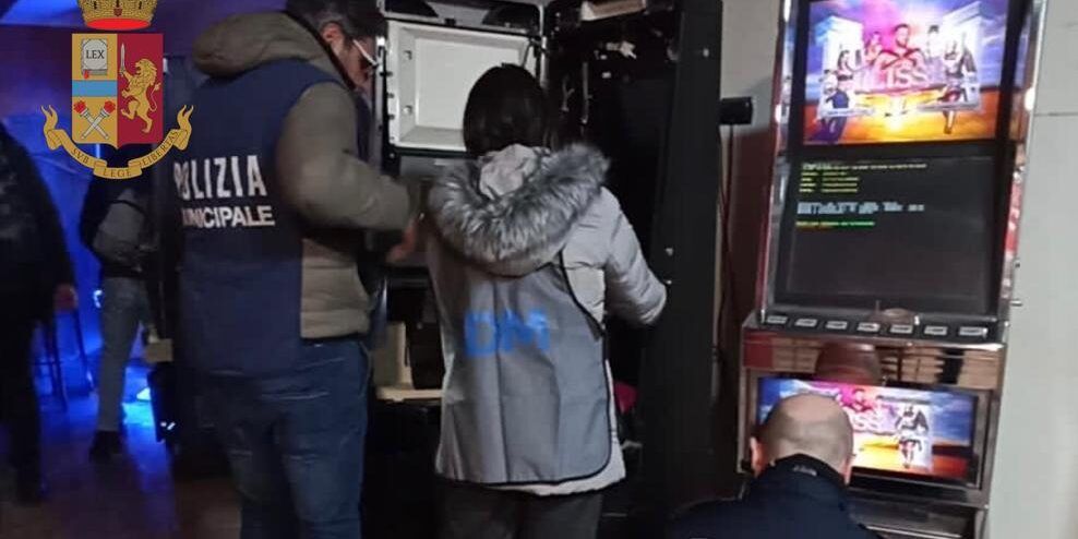 Vibo Valentia, sequestrato locale abusivo che ospitava una sala slot clandestina – VIDEO