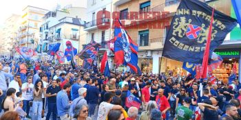 Cosenza, la resa dei conti: la città che è disposta a ripartire dall’Eccellenza pur di voltare pagina