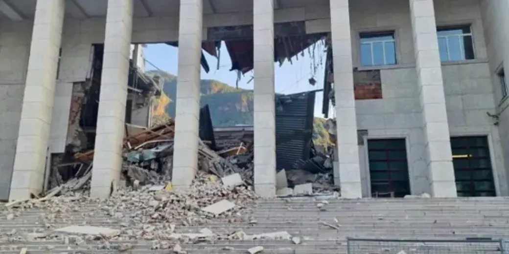 Bolzano, crolla ala del palazzo del tribunale