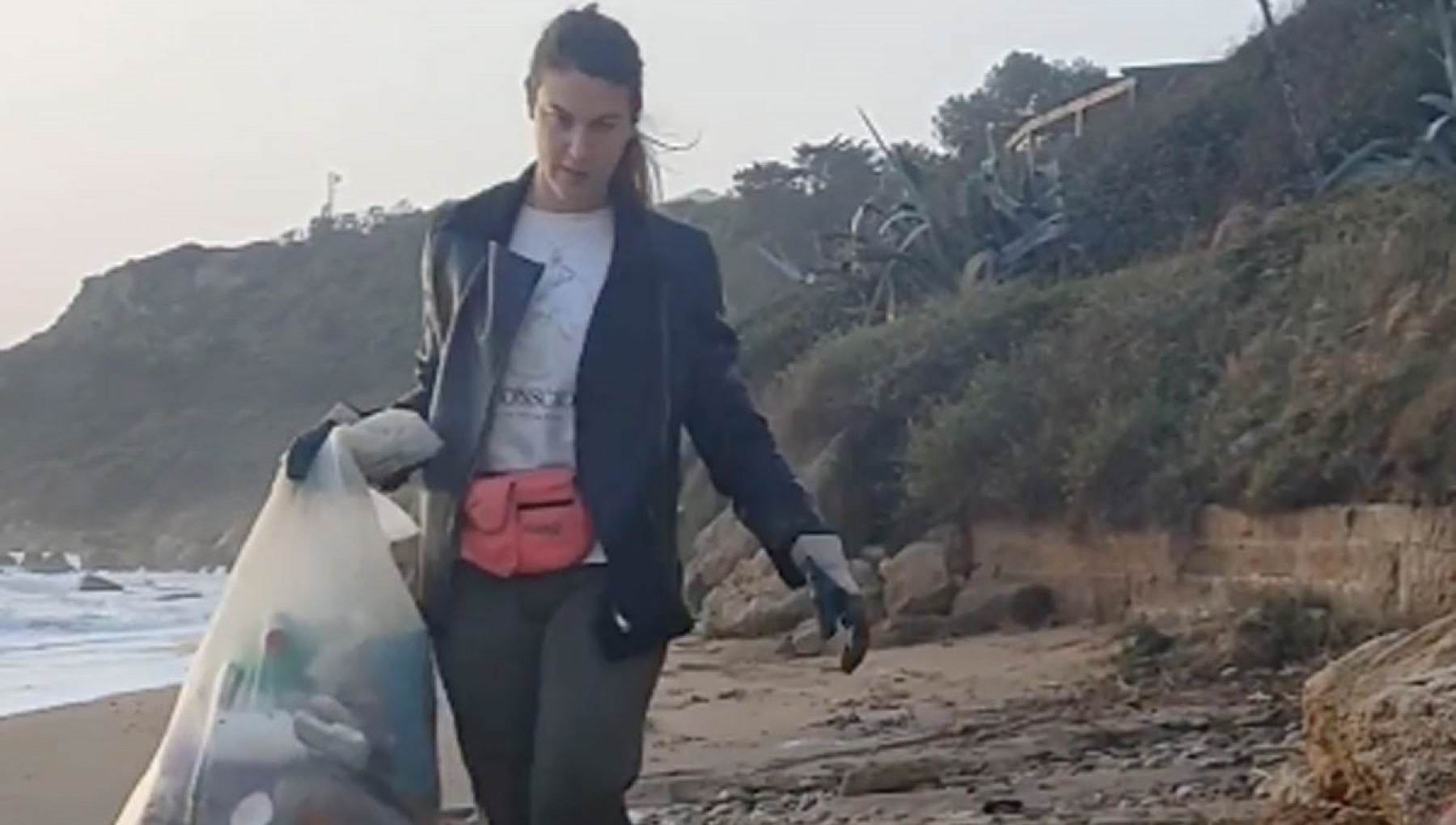 La spiaggetta di Le Castella pulita grazie all’impegno di Elena. «Per lei un riconoscimento»
