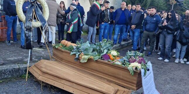 Protesta dei trattori, a Polistena inscenato il funerale del comparto agricolo