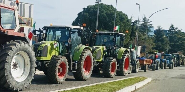 Agricoltori in piazza a Crotone: «I cittadini devono capire che la nostra battaglia riguarda tutti»