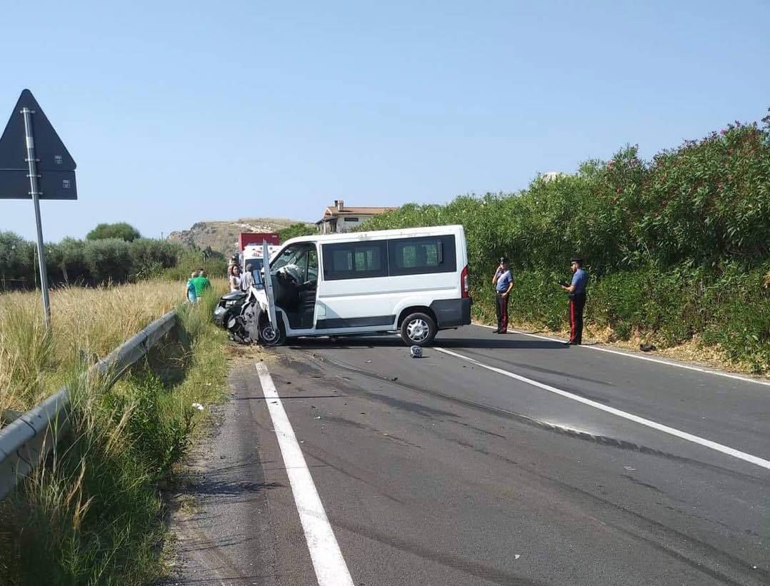Tragico scontro sulla statale 106 a Brancaleone: un morto e due feriti