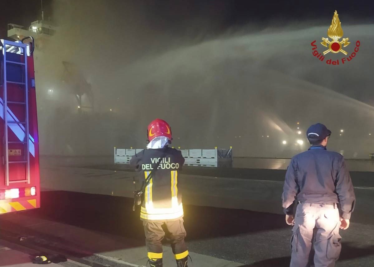 Portacontainer in fiamme nel porto di Gioia Tauro – FOTO E VIDEO
