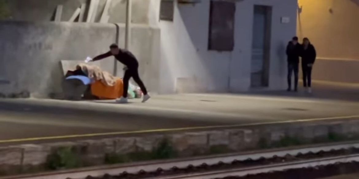 Senzatetto insultato e preso a secchiate d’acqua nella Locride, tre giovani indagati