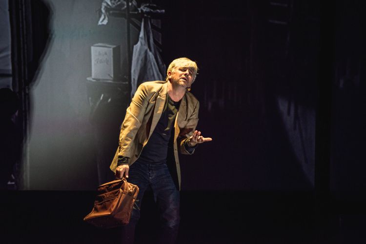 Dino Abbrescia storyteller di se stesso in “Raccondino” al Politeama di Catanzaro