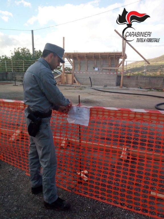 Lavori abusivi in una scuola di Luzzi, sequestrato il piazzale