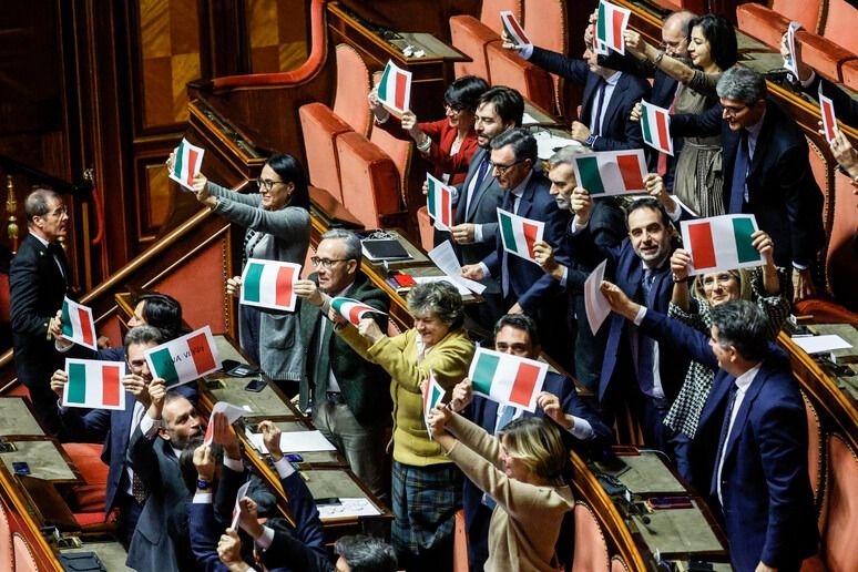 Passa in Senato il ddl Calderoli. La Lega esulta, le opposizioni all’attacco: «È baratto»