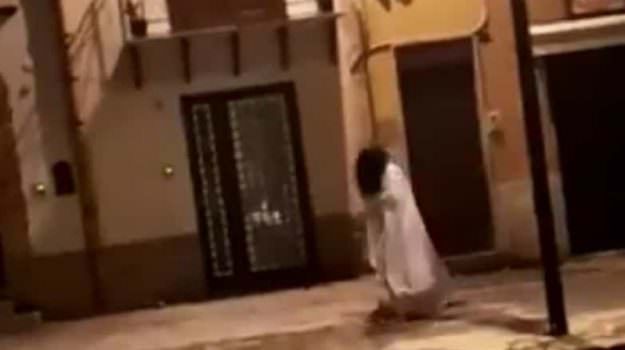 La sfida social della bimba-demone arriva in Calabria