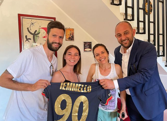 Esulta per il gol di Iemmello e si frattura tibia e perone. Il Catanzaro le regala una maglia