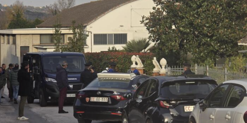 Donna picchiata a morte in casa. Si cerca il marito