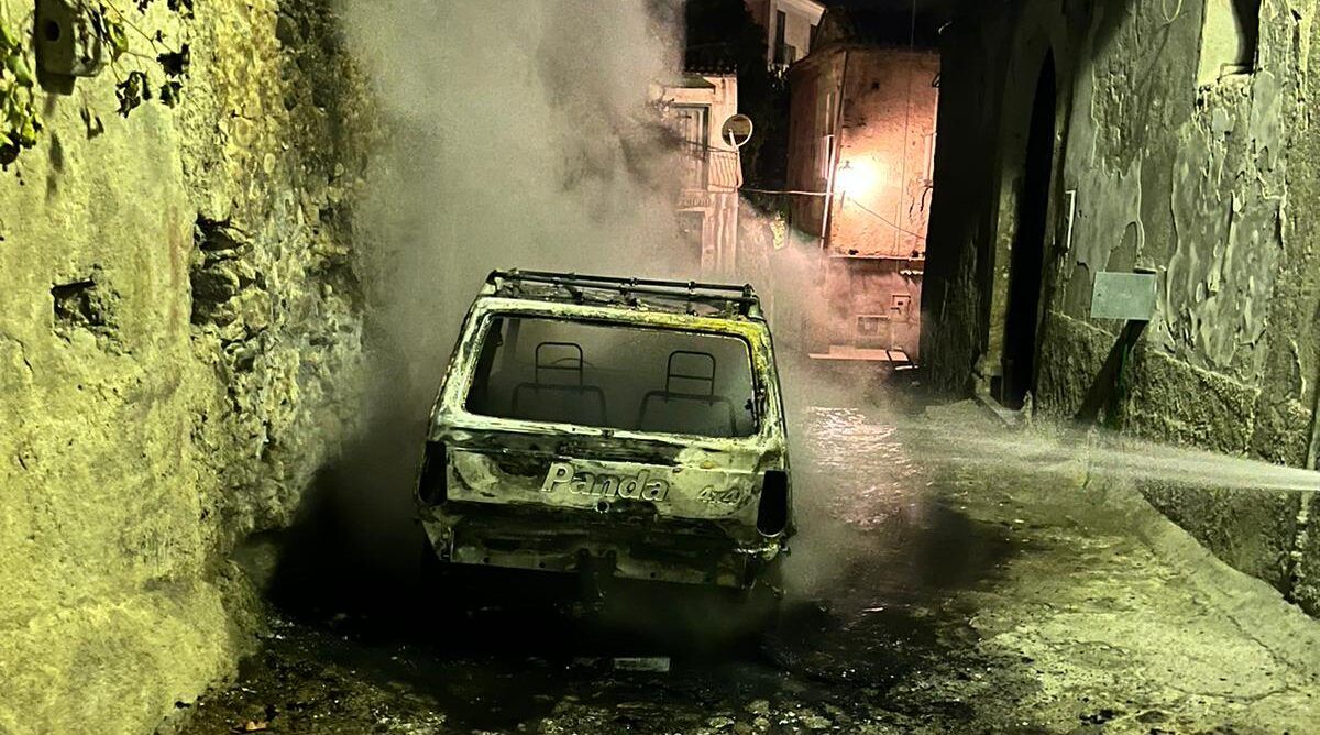 Un’altra auto in fiamme a Corigliano Rossano: indaga la polizia