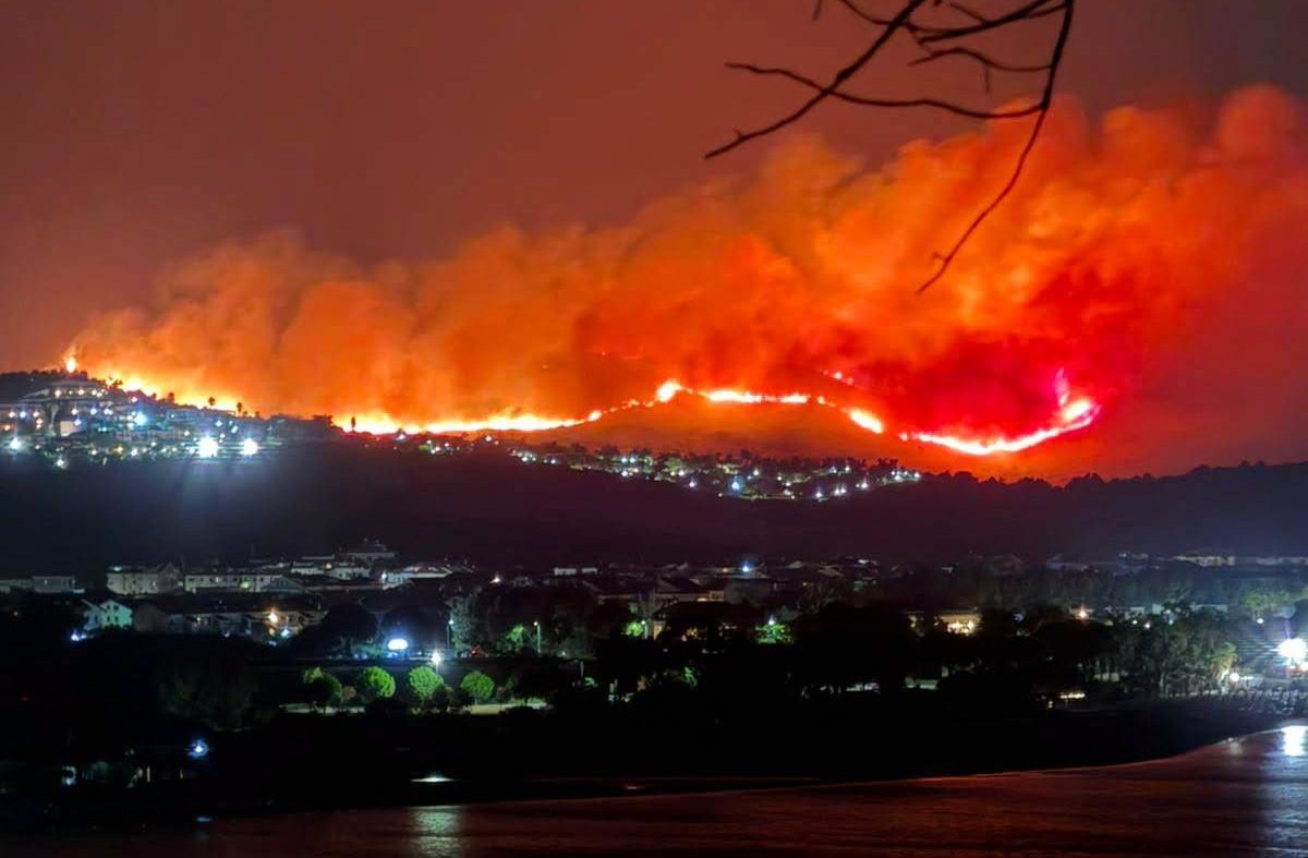 Notte di paura a Squillace, divampa grosso incendio: fiamme domate dopo diverse ore