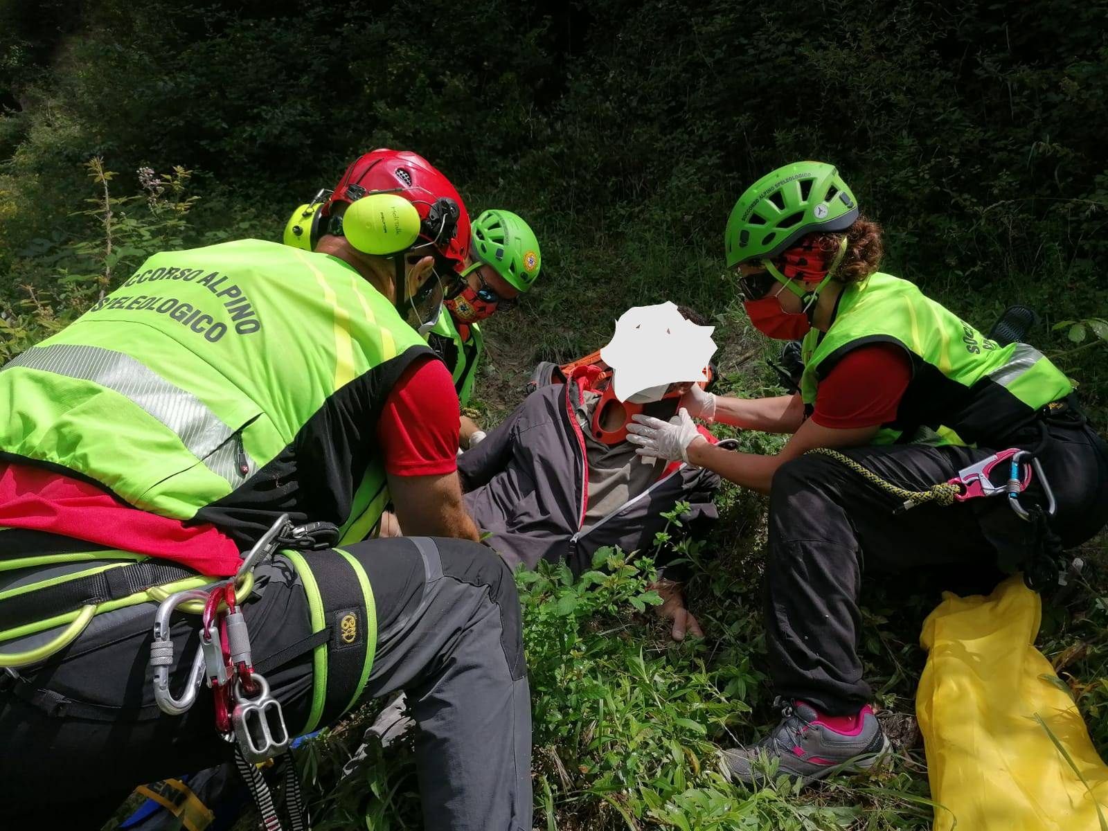 Scivola cercando origano sull'Aspromonte, salvato dal soccorso alpino in elicottero