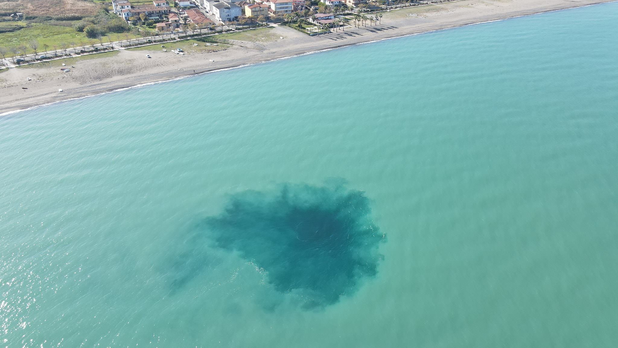 Corigliano Rossano, anomala chiazza emerge dal fondale sottomarino – FOTO