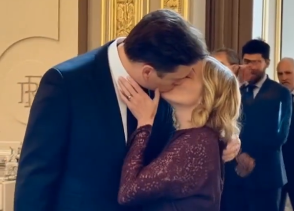 Il bacio virale tra Meloni e Musk. Ma è intelligenza artificiale – VIDEO