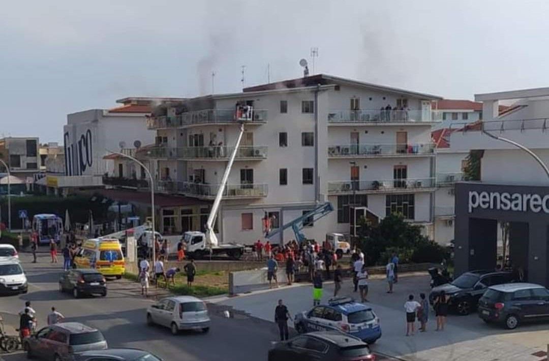 Incendio in un hotel ad Amantea, gli ospiti trovano riparo sui balconi