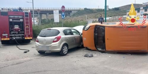 Scontro tra un'auto e un furgone a Catanzaro, due feriti