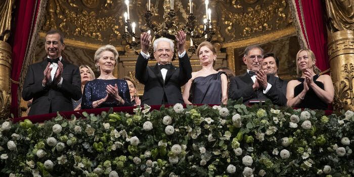 Scala, l’ovazione per Mattarella e la curiosità della Meloni