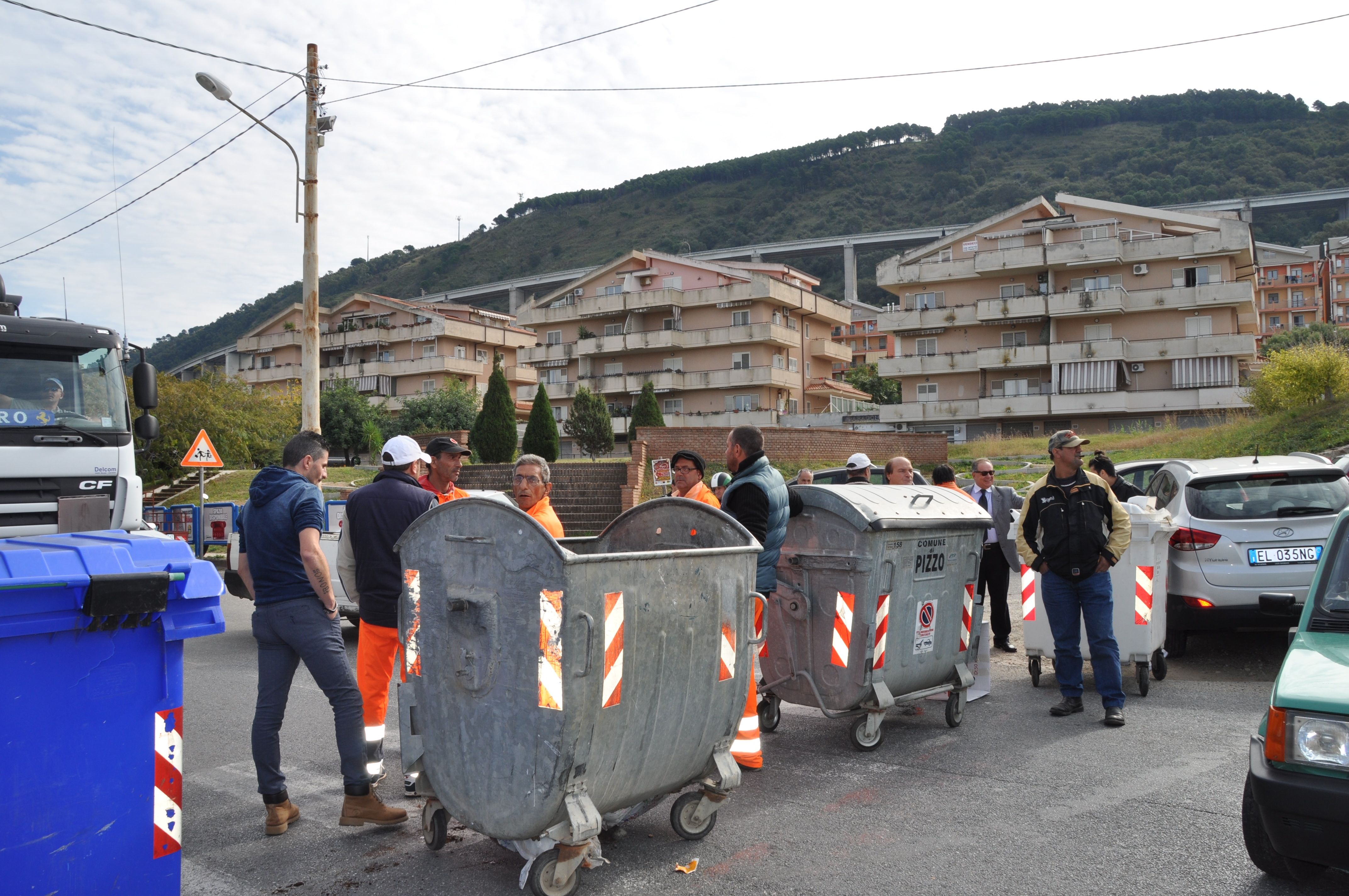 Pizzo, i dipendenti dell'Eurocoop bloccano il transito lungo via Nazionale
