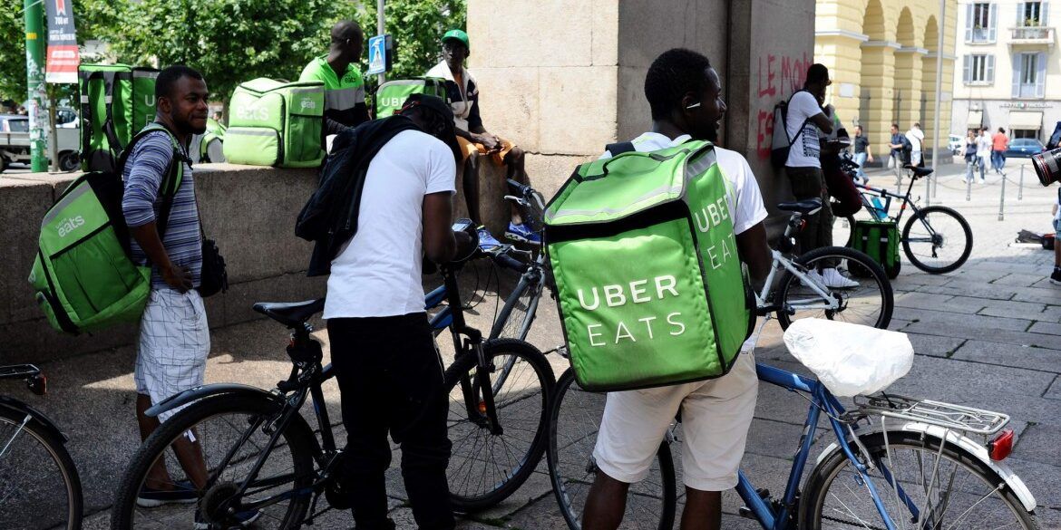 Caporalato sui rider, prima “storica” condanna a Milano