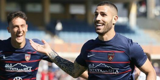 Cosenza, dopo il record di gol da oggi disponibili le maglie firmate da Gennaro Tutino