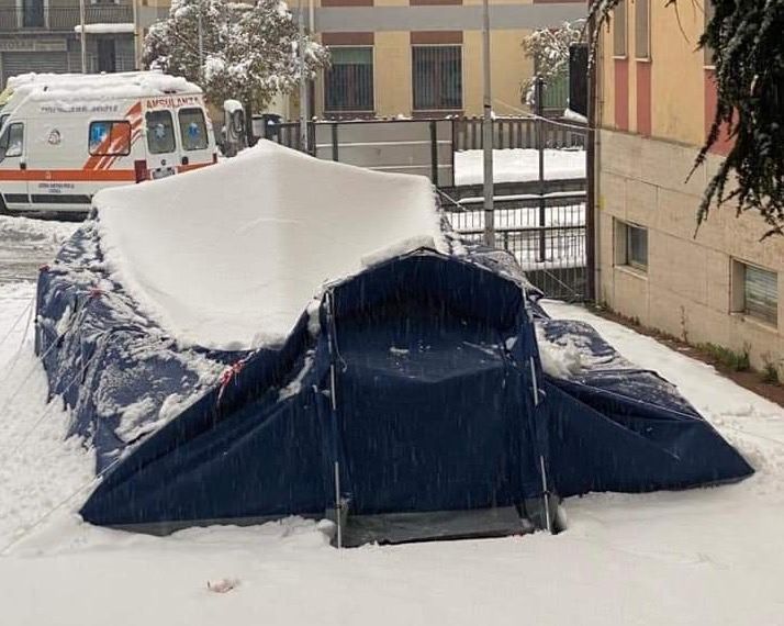 «Crolla "per neve" la tenda pre-triage a San Giovanni in Fiore». E a Paola la porta via il vento – VIDEO