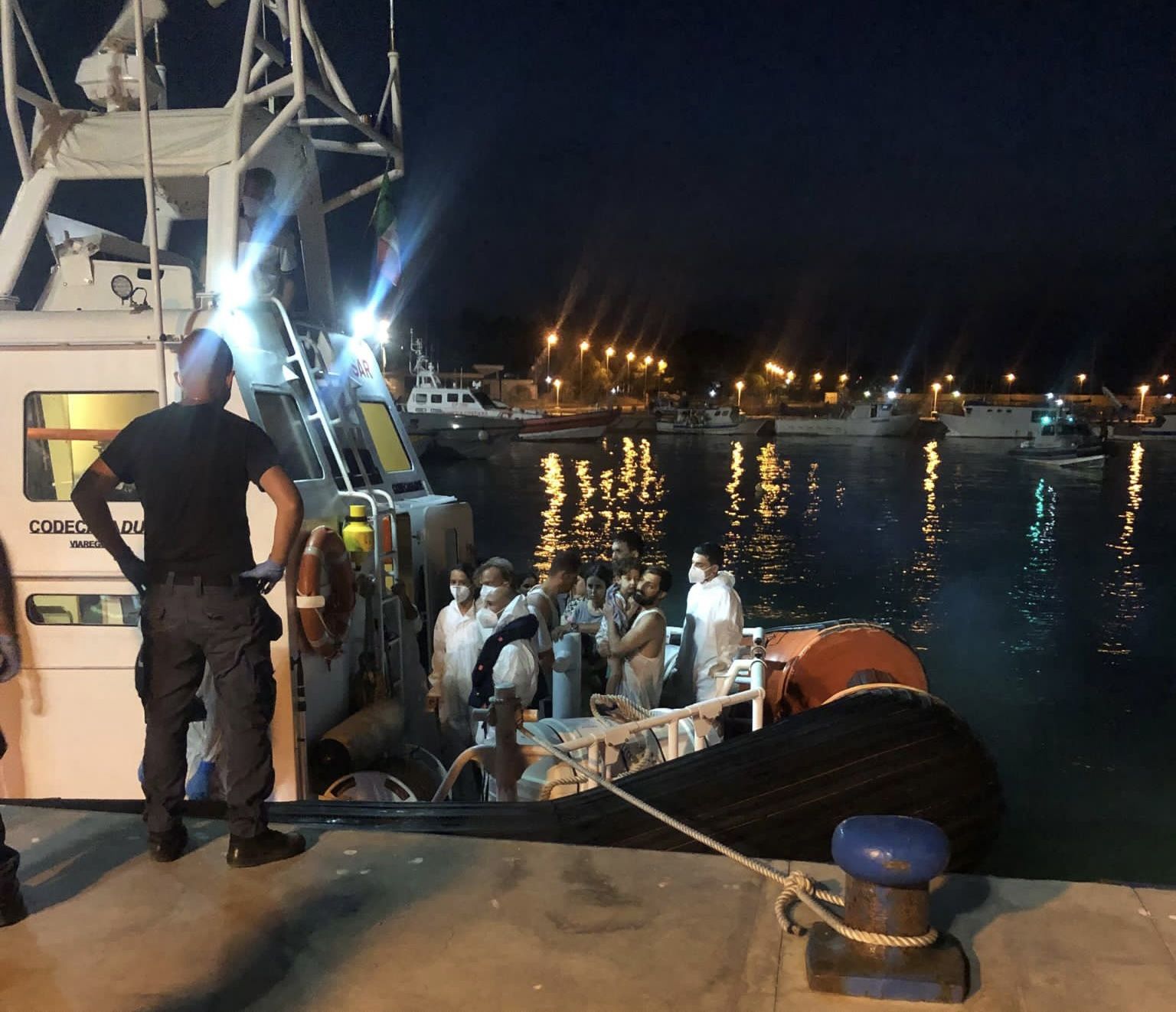 Sbarchi, a Roccella Jonica arrivati 77 migranti. Tra loro anche bambini – FOTO