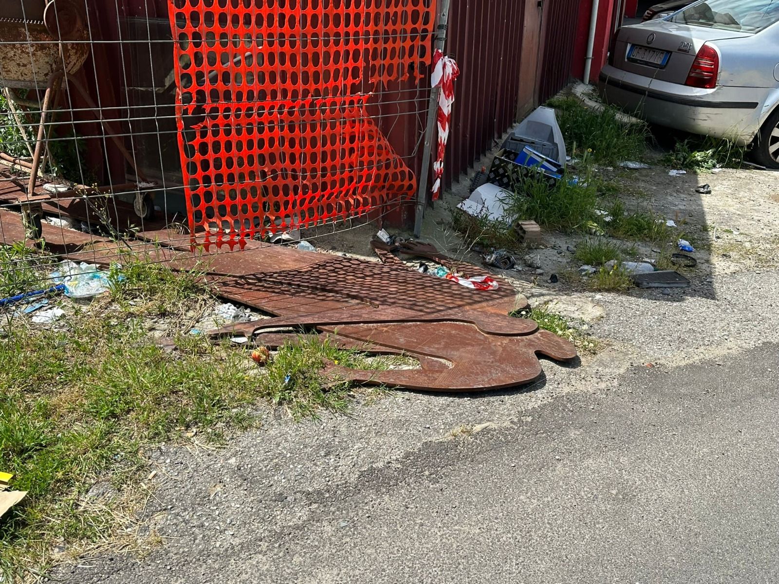 In discarica a Cosenza la scultura di Cosmai. Sgarbi: «Inaudito, intervenga la Procura»