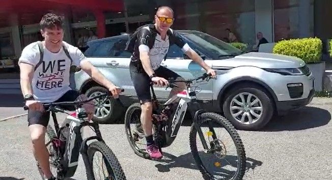 Cosenza, Bisoli mantiene la promessa. In bici fino al Santuario di San Francesco – VIDEO