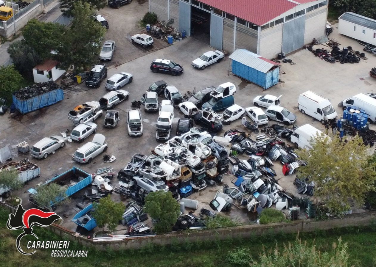 Reggio Calabria, sequestrata una ditta di rottamazione veicoli: denunciato 42enne – VIDEO