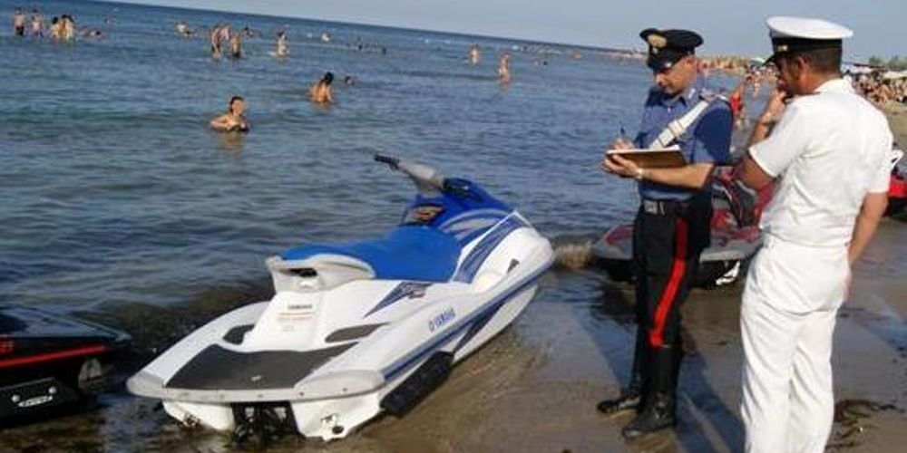Sfrecciavano con moto d’acqua tra bagnanti nel Reggino, multe e sequestri