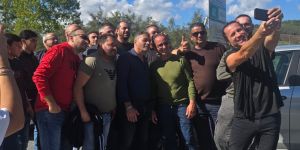 A Serra San Bruno c’è anche Povia con i manifestanti: «Il libero mercato selvaggio ammazza l’agricoltura»